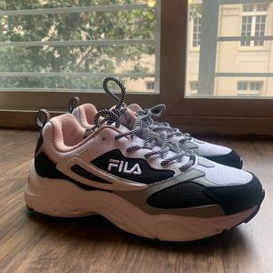 FILA Size 7 women’s sneakers